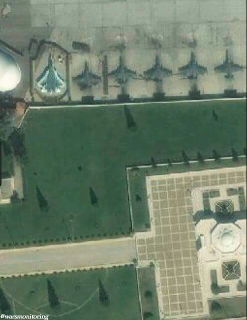 Novi satelitski snimak koji ukazuje na treći Su-57 u Siriji.(Foto:Warsmonitor)