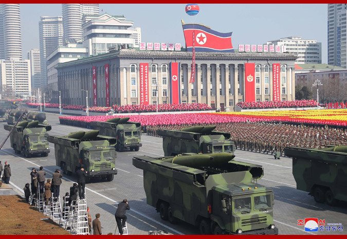 Novi raketni sistem kratkog dometa Severne Koreje na paradi (Foto:KCNA)