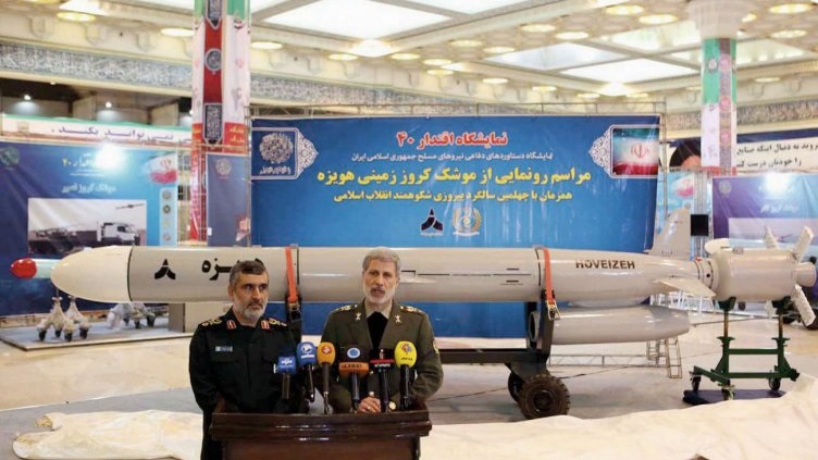 Krstareća raketa Hovejzeh prilikom svečanog predstavljanja na sajmu naoružanja u Teheranu (foto: Islamic Republic News Agency)