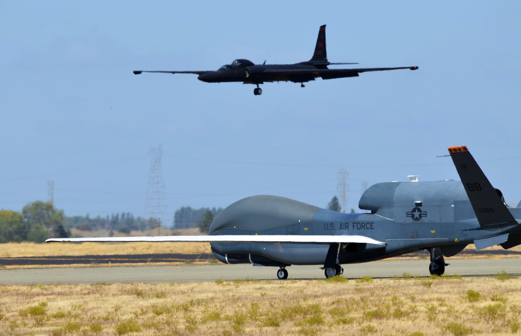 RQ-4 Global Hawk i izviđački avion U-2 u bazi Beale (foto: US Air Force